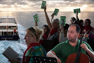 "Vapurda Çello Eşliğinde 'Kuyucaklı Yusuf' Okundu: Sahilde Kitap Dağıtıldı"