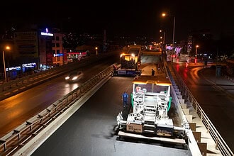 Yahya Kaptan Köprüsü'nde Gece Mesaisi: 611 Ton Asfalt Serildi