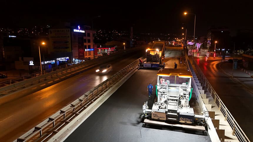 Yahya Kaptan Köprüsü'nde Gece Mesaisi: 611 Ton Asfalt Serildi
