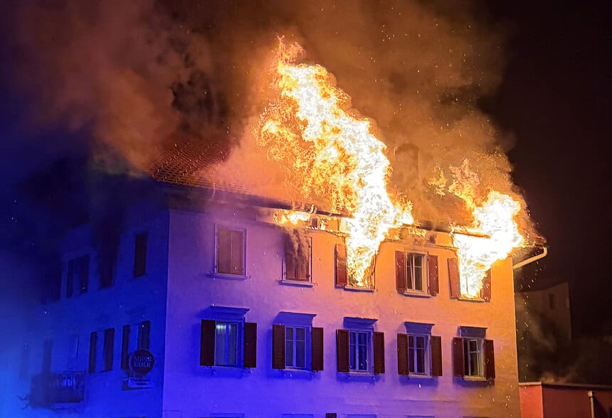 İsviçre Thusis’te Restoran Yangını: 8 Yaralı, 5 Kişi Aranıyor!