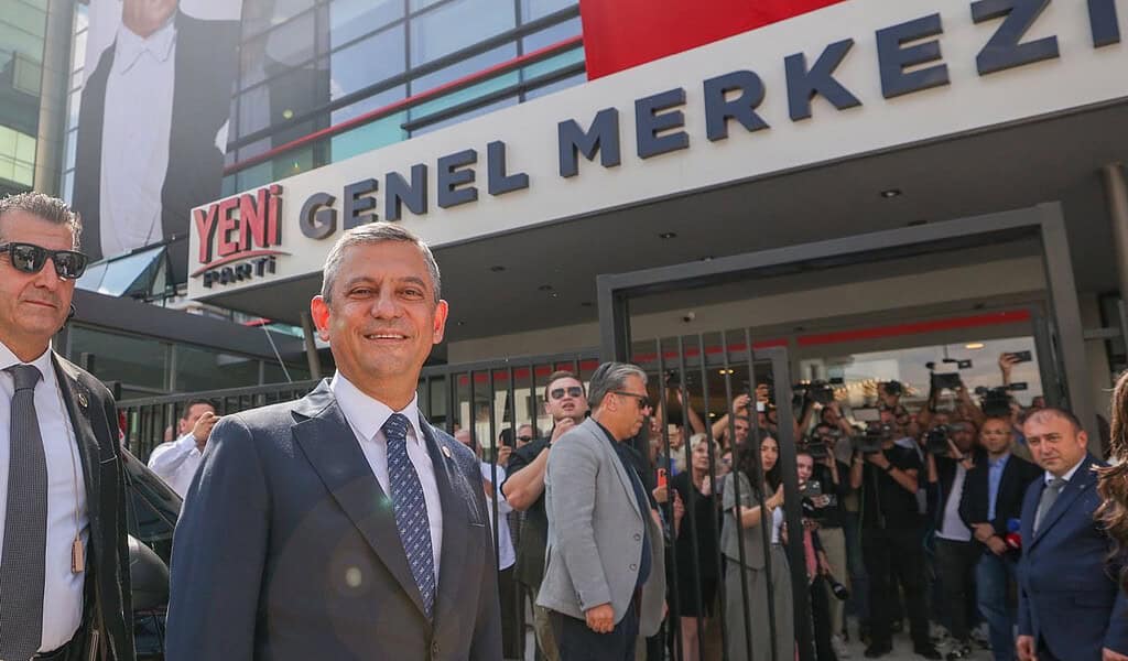 Özgür Özel İlk Kez Adım Attığı Genel Merkezde Mesajları Peş Peşe Verdi: "Allah Bizi Mahcup Etmesin!"