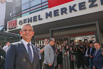 Özgür Özel İlk Kez Adım Attığı Genel Merkezde Mesajları Peş Peşe Verdi: "Allah Bizi Mahcup Etmesin!"
