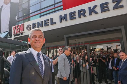Özgür Özel İlk Kez Adım Attığı Genel Merkezde Mesajları Peş Peşe Verdi: "Allah Bizi Mahcup Etmesin!"