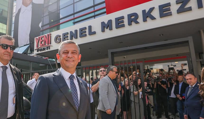 Özgür Özel İlk Kez Adım Attığı Genel Merkezde Mesajları Peş Peşe Verdi: "Allah Bizi Mahcup Etmesin!"
