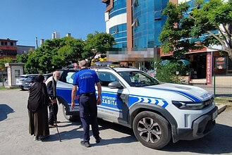Belçika'dan Kocaeli'ye Gelip Yollarını Kaybettiler! Yaşlı Çiftin İmdadına Zabıta Ekipleri Yetişti!