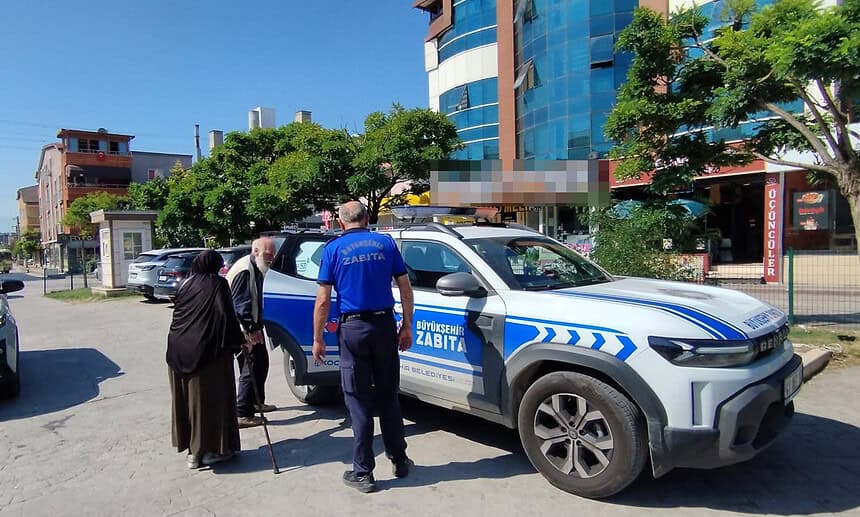 Belçika'dan Kocaeli'ye Gelip Yollarını Kaybettiler! Yaşlı Çiftin İmdadına Zabıta Ekipleri Yetişti!
