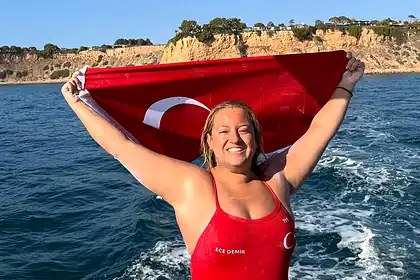 24 Yaşındaki Ece Demir Catalina Kanalı'nı 16 Saat 43 Dakikada Yüzdü