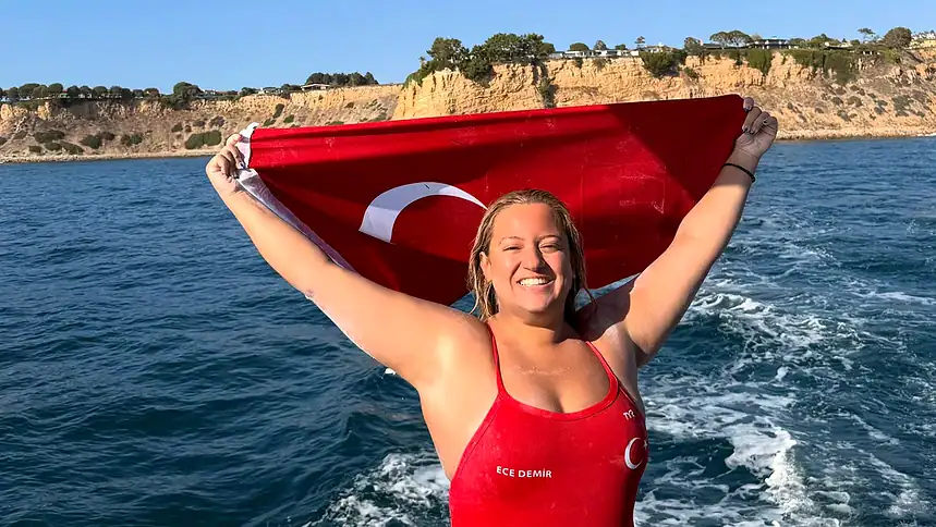24 Yaşındaki Ece Demir Catalina Kanalı'nı 16 Saat 43 Dakikada Yüzdü