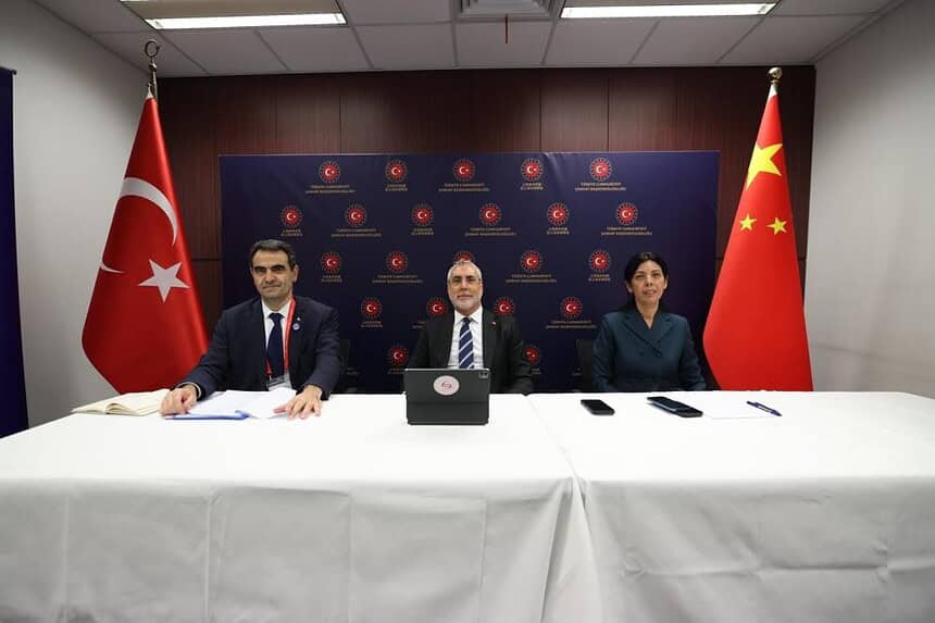 Bakan Işıkhan Yapay Zekayı İnsan Kapasitesini Destekleyen Bir Araç Olarak Gördüğümüz Müddetçe Doğru Adımlar Atabiliriz
