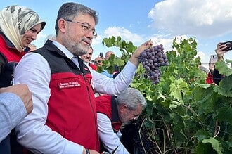 Bakan Yumaklı 3 milyon 850 bin tonluk bir üzüm üretimi ülkemizde gerçekleşmiş olacak
