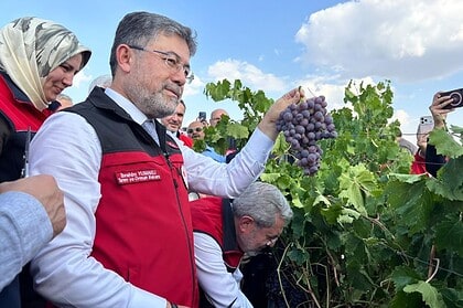 Bakan Yumaklı 3 milyon 850 bin tonluk bir üzüm üretimi ülkemizde gerçekleşmiş olacak