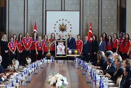 Cumhurbaşkanı Erdoğan, A Milli Kadın Voleybol Takımı ile A Milli Erkek Voleybol Takımı’nı Kabul Etti