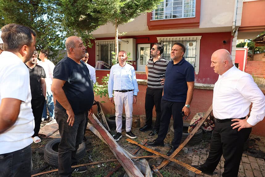 Darıca’da Yangından Etkilenen Aileye Anlamlı Ziyaret: Başkan Muzaffer Bıyık Aileyi Yalnız Bırakmadı!
