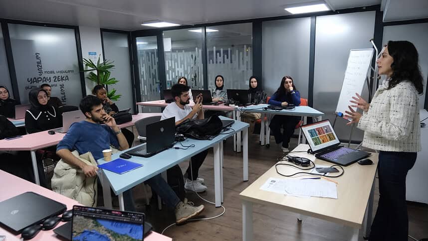 Gençlere 12 Alanda Ücretsiz Teknoloji Eğitimi! Dijital Kampüs’te Yeni Dönem Heyecanı!