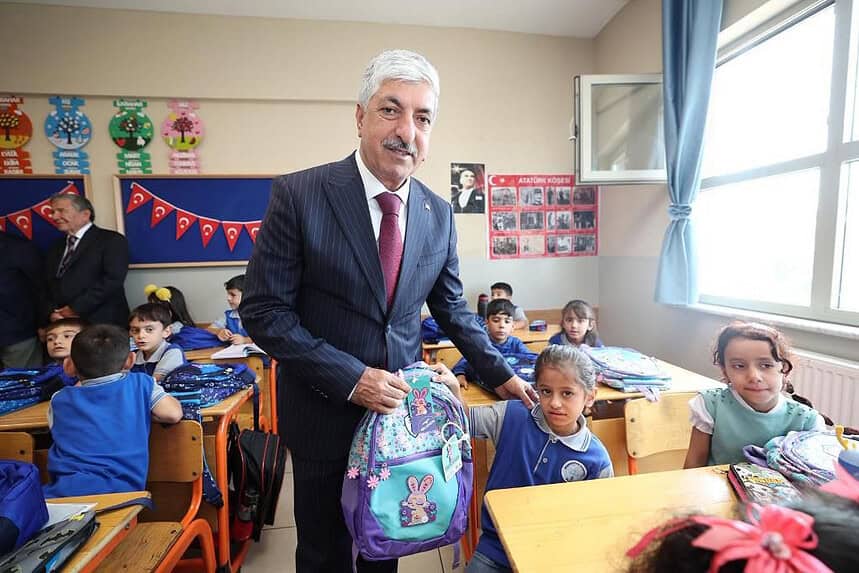 Dilovası Belediyesi'nden Birinci Sınıf Öğrencilerine Ücretsiz Çanta Ve Kırtasiye Desteği!