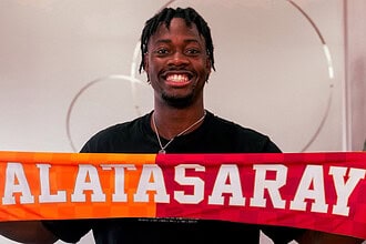 Galatasaray’ın Yeni Transferi Bitshiabu İstanbul’da: PSG Altyapılı Genç Yıldız!