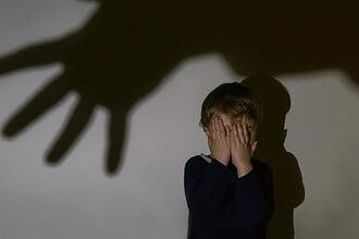 Fransa'da ailelerden, 9 çocuğu istismar eden okul görevlisine verilen 1 yıllık ev hapsi cezasına tepki