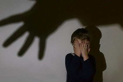 Fransa'da ailelerden, 9 çocuğu istismar eden okul görevlisine verilen 1 yıllık ev hapsi cezasına tepki