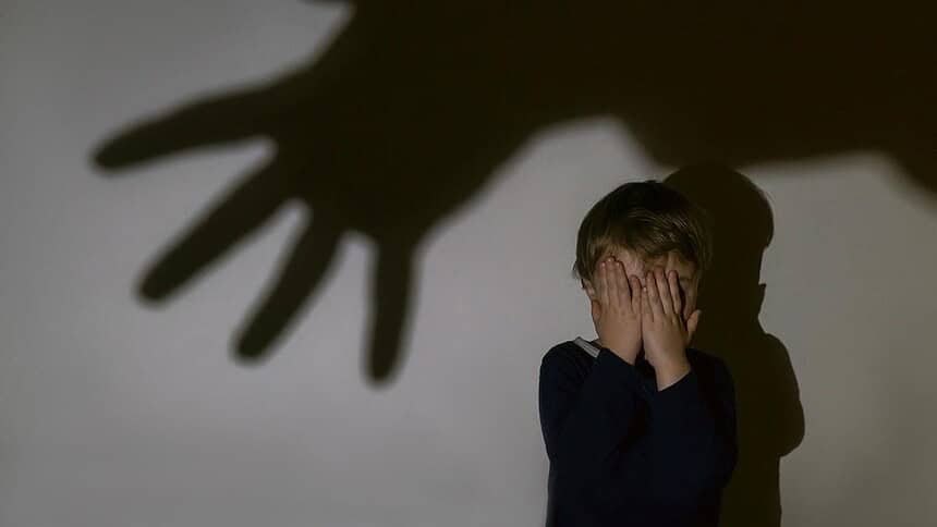 Fransa'da ailelerden, 9 çocuğu istismar eden okul görevlisine verilen 1 yıllık ev hapsi cezasına tepki
