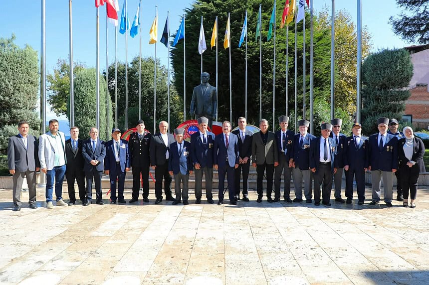 Karamürsel'de 19 Eylül Gaziler Günü Törenle Anıldı: Atatürk Anıtı'nda Anlamlı Buluşma!