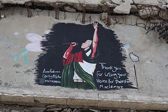 Gazze’de sanatçılar, bina duvarına Filistin’i destekleyen ABD’li rapçi Macklemore’un resmini çizdi