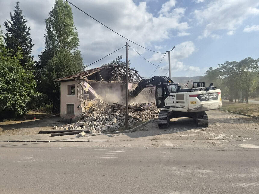 Gölcük'te Tehlike Saçan Metruk Binalar Yıkılıyor: Toplam Yıkım Sayısı 153'e Ulaştı!