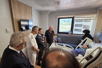 Kocaeli Valisi Aktaş'tan Anlamlı Ziyaret: Şehit Annesi Gül Sarı’yı Hastanede Ziyaret Etti!