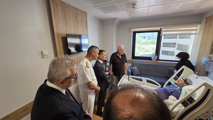 Kocaeli Valisi Aktaş'tan Anlamlı Ziyaret: Şehit Annesi Gül Sarı’yı Hastanede Ziyaret Etti!