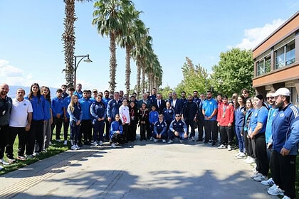 Başkan Tahir Büyükakın Kağıtsporlu Şampiyonlarla Buluştu: "Siz Yeter Ki Çalışın Biz Yanınızdayız!"