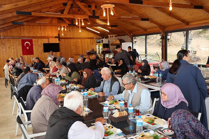 Kandıra’da Saygınlar Kahvaltısı Ağçağıl İle Sürdü: Başkan Ölmez Büyüklerle Bir Araya Geldi!