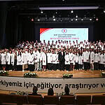 Kocaeli Üniversitesi Tıp Fakültesi'nde Beyaz Önlük Heyecanı: Genç Hekim Adayları Mesleğe İlk Adımı Attı!