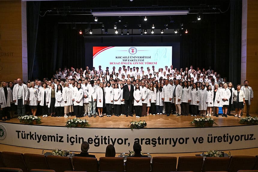 Kocaeli Üniversitesi Tıp Fakültesi'nde Beyaz Önlük Heyecanı: Genç Hekim Adayları Mesleğe İlk Adımı Attı!