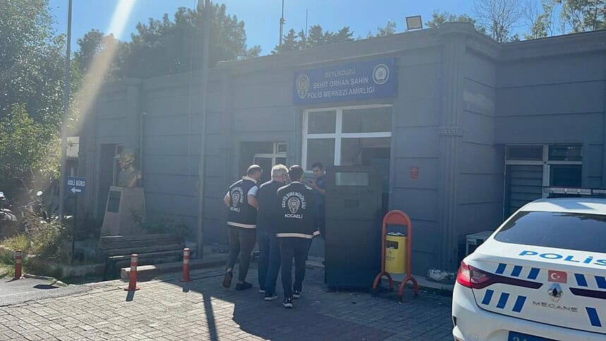 Kocaeli'de 10 Yıldır Aranan Firari Dükkanında Yakalandı, Kelepçeye İtiraz Etti