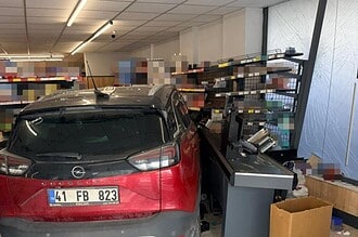 Kocaeli'de Fren Yerine Gaza Basınca Otomobil Markete Daldı