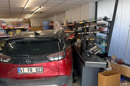 Kocaeli'de Fren Yerine Gaza Basınca Otomobil Markete Daldı