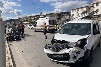 Körfez'de Hafif Ticari Araç İle Çarpışan Motosikletli Ağır Yaralandı