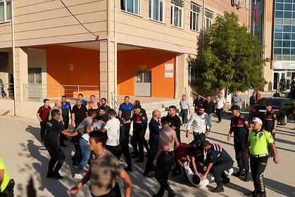 Manisa'da Okul Önünde Silahlı Saldırı! Yaralı Öğrenciler Var!