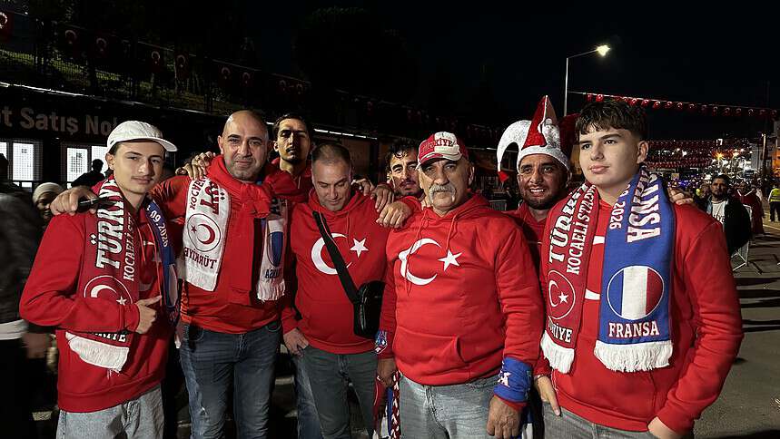 Milli Maç İçin Turka Kocaeli Stadyumu'na Akın Eden Binlerce Vatandaş Renkli Görüntüler Oluşturdu