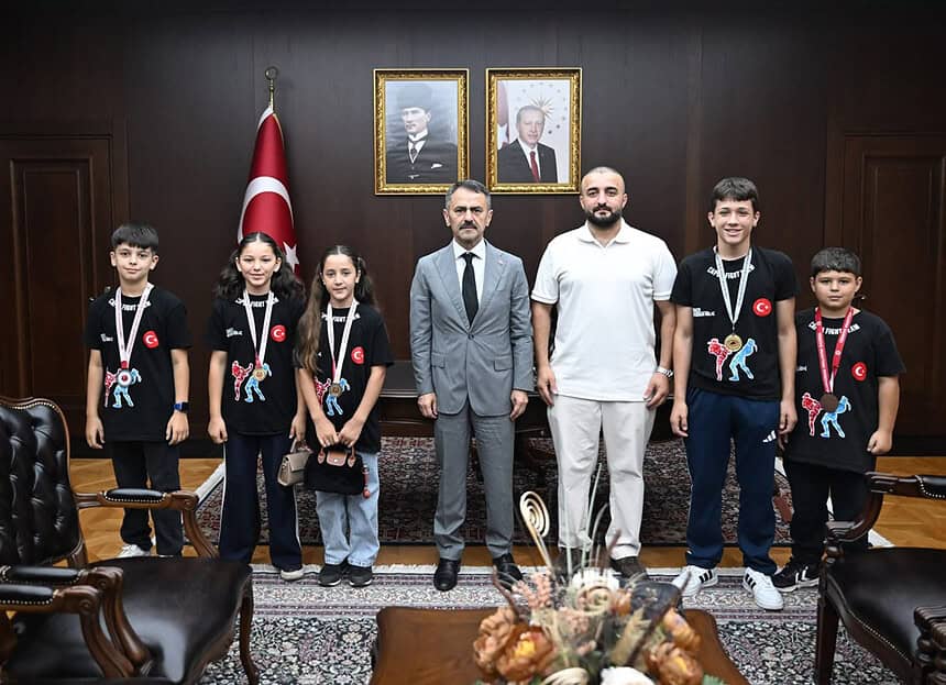 Muay Thai Türkiye Şampiyonası'nda Derece Yapan Gebzeli Sporculardan Vali İlhami Aktaş'a Ziyaret