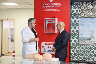 Gebze Belediyesi’nden Hayat Kurtaran Adım: Kentin Yoğun Noktalarına OED Cihazı Yerleştiriliyor!
