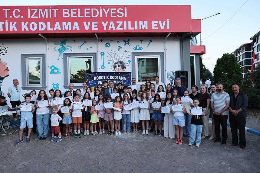 İzmit Belediyesi Robotik Kodlama Evi’nde İlk Mezuniyet Heyecanı: 46 Öğrenci Belgelerini Aldı!