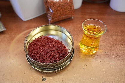 Kilosu 900 Bin Lirayı Buluyor: Kocaeli'de Aktarlar Safrandaki "Aspir" Tehlikesine Karşı Uyarıyor!
