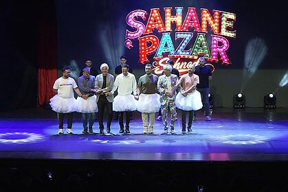 Efsane Program Sahneye Taşındı: Süheyl ve Behzat Uygur Çayırova’da Tiyatroseverlerle Buluştu!