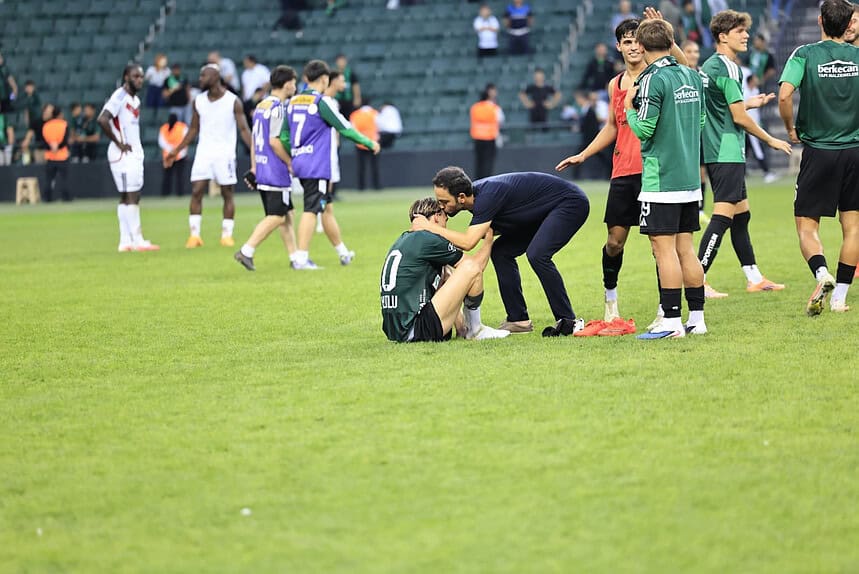 Selçuk İnan, Berkan Kutlu’yu maç sonu alnından öptü!