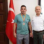 Karamürsel Belediye Başkanı Ahmet Çalık, Balkan İkincisi Selçuk Kılıçarslan'ı Makamında Ağırladı!