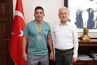 Karamürsel Belediye Başkanı Ahmet Çalık, Balkan İkincisi Selçuk Kılıçarslan'ı Makamında Ağırladı!