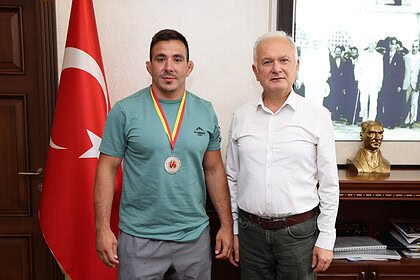 Karamürsel Belediye Başkanı Ahmet Çalık, Balkan İkincisi Selçuk Kılıçarslan'ı Makamında Ağırladı!
