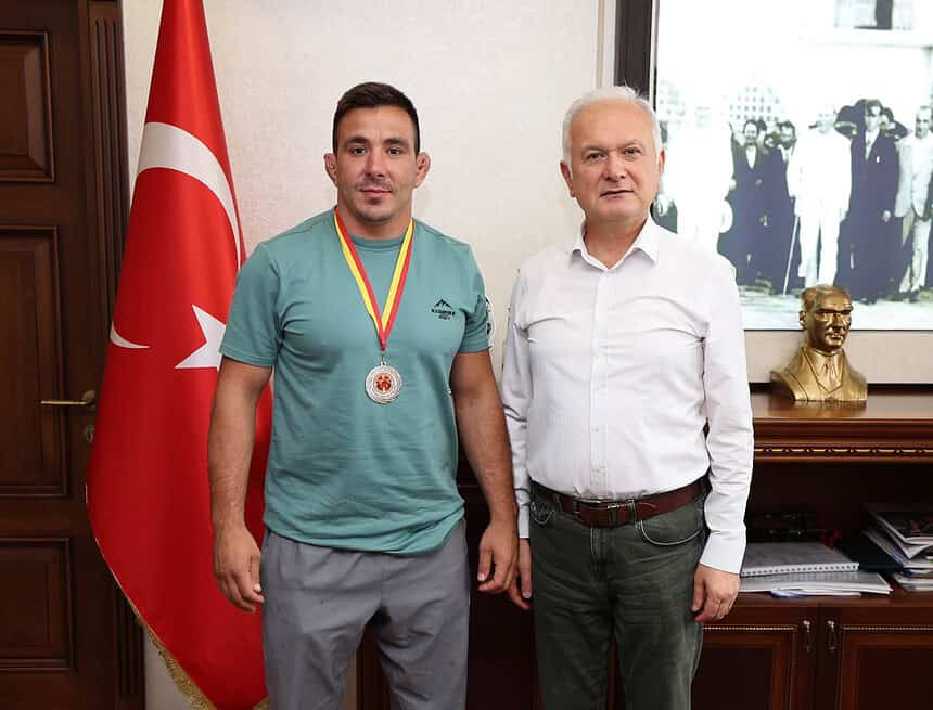 Karamürsel Belediye Başkanı Ahmet Çalık, Balkan İkincisi Selçuk Kılıçarslan'ı Makamında Ağırladı!