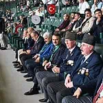 Turka Kocaeli Stadyumu'nda Anlamlı Buluşma! Zafer Coşkusunu Gazilerle Birlikte Yaşadılar