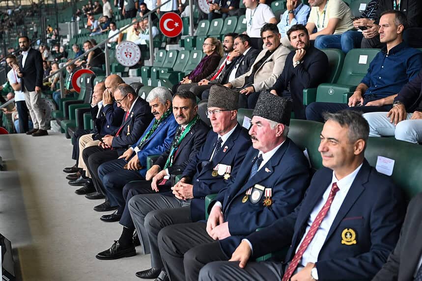 Turka Kocaeli Stadyumu'nda Anlamlı Buluşma! Zafer Coşkusunu Gazilerle Birlikte Yaşadılar